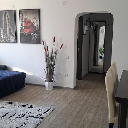 Casuta Cu Povesti Apartment Къмпина Екстериор снимка