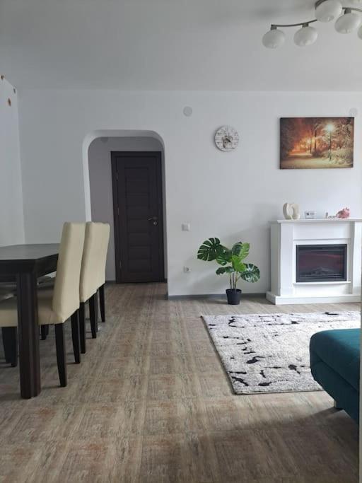 Casuta Cu Povesti Apartment Къмпина Екстериор снимка