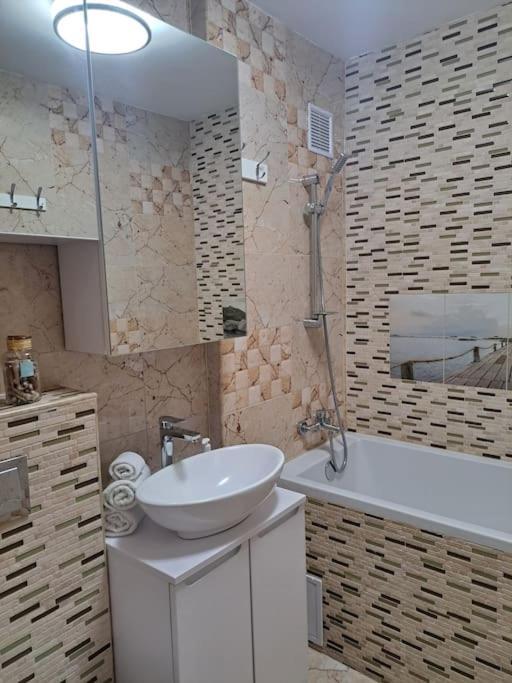 Casuta Cu Povesti Apartment Къмпина Екстериор снимка
